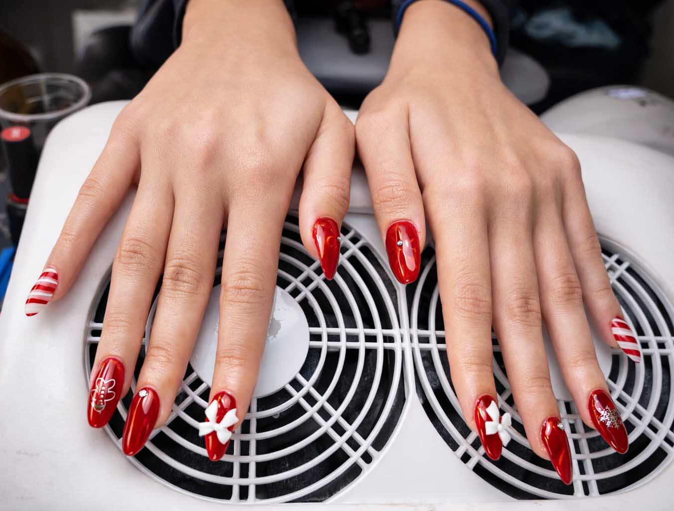 בניית ציפורניים עם לק ג׳ל אדום-לבן במגדל העמק – עיצוב אלגנטי ומבריק