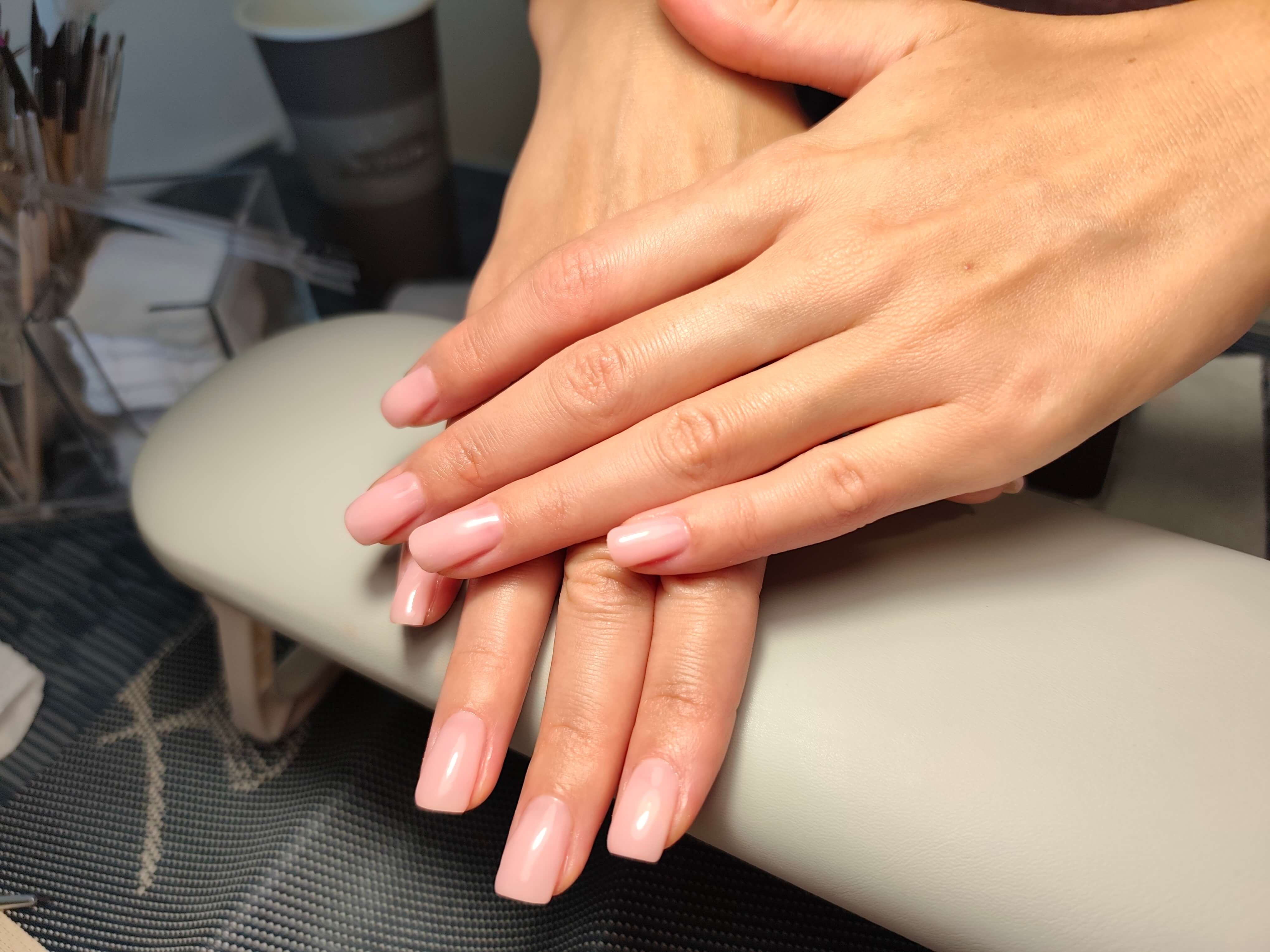 Гель-лак нежно-розовый — деликатный блеск и естественный маникюр